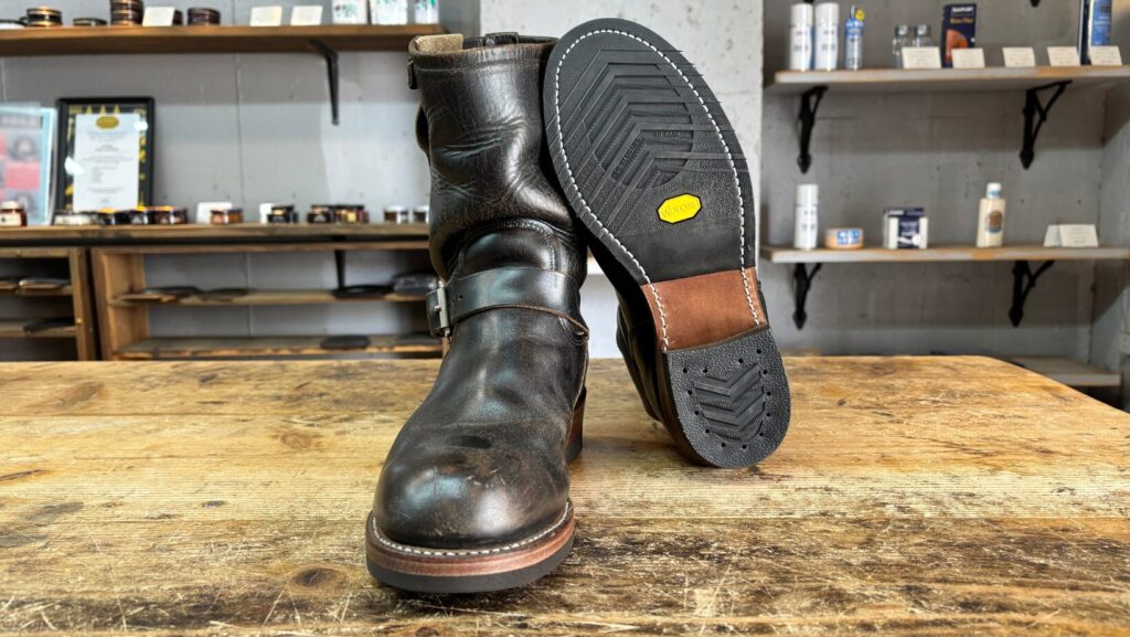 レッドウィングエンジニアブーツをvibram#705で交換したのを見せている