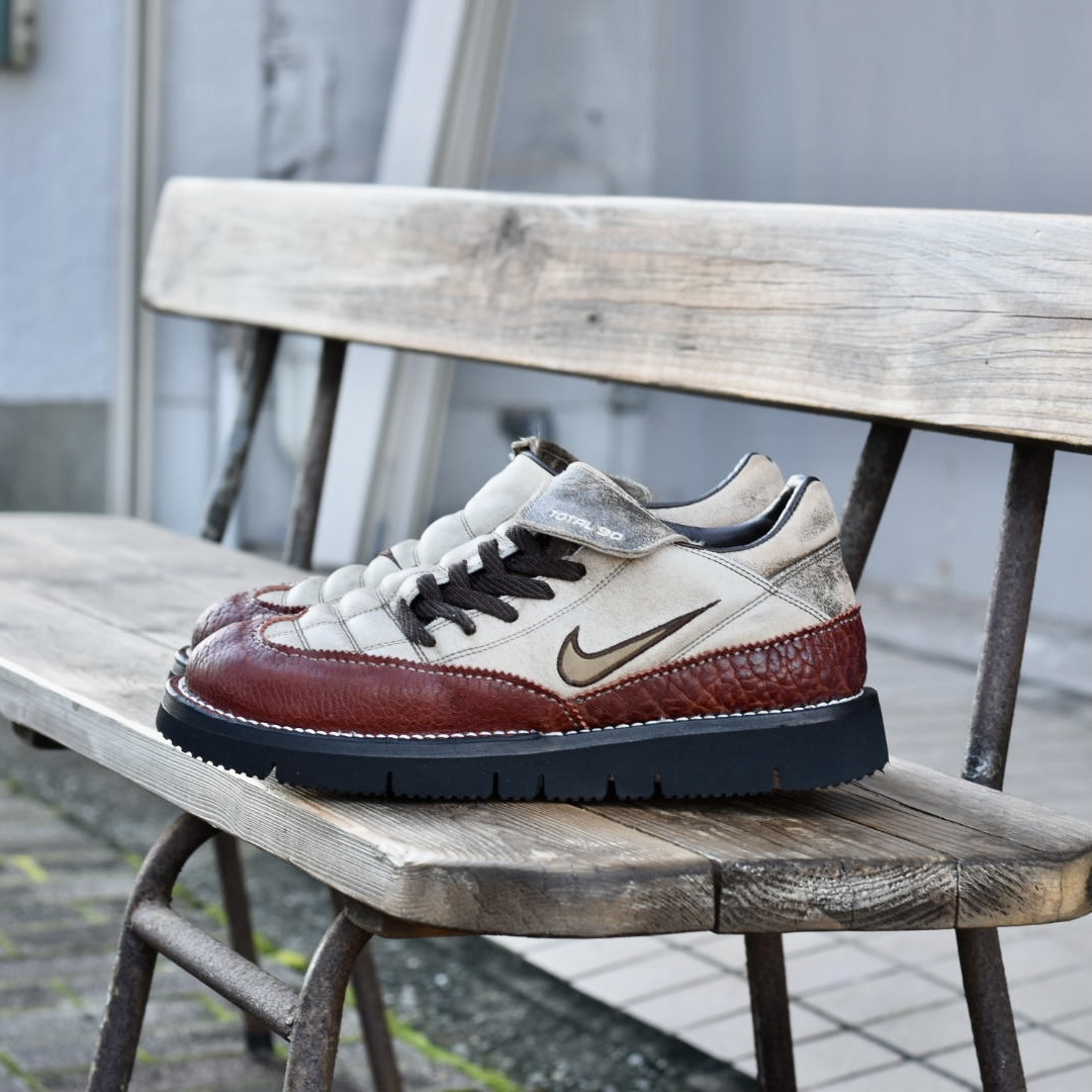 NIKEトータル90 片足 サイドビュー ベンチの上