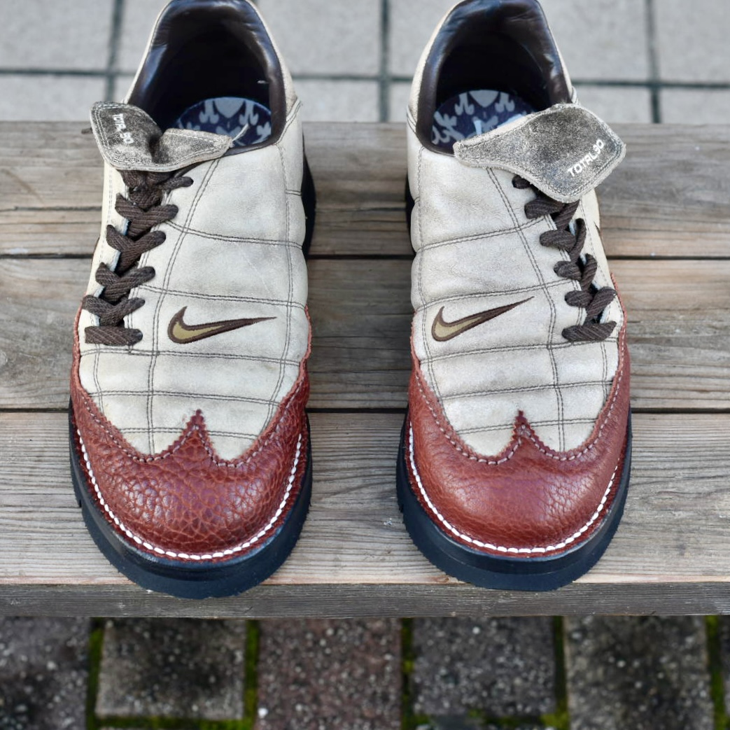 NIKEトータル90 2足 俯瞰 TOTAL90タグ ステッチ柄