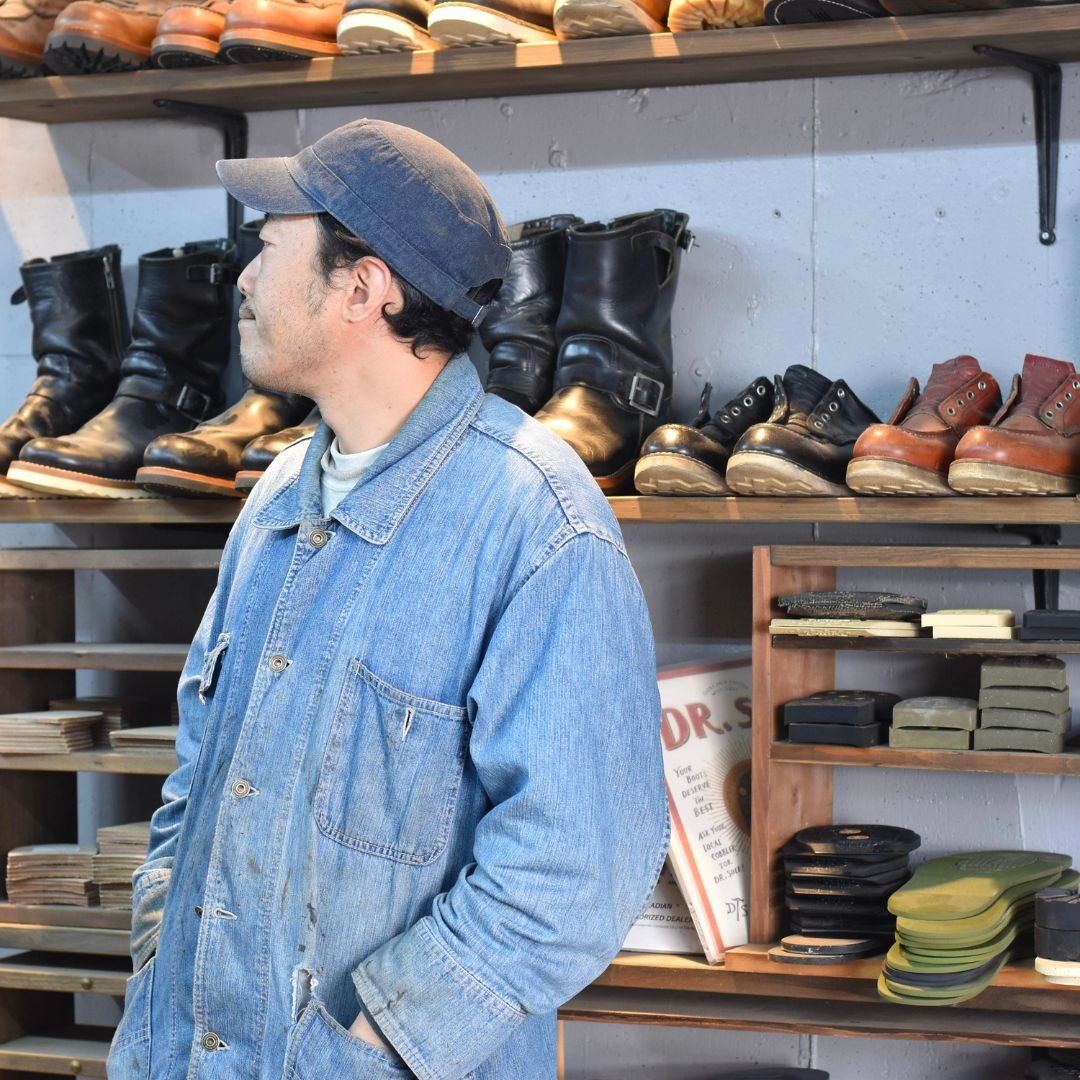 靴修理RADIAN豊橋店の店主とブーツの棚