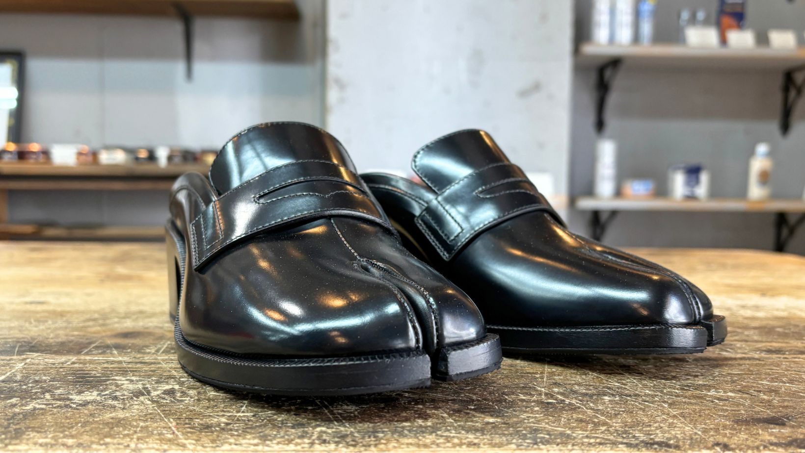 Vibram裏張り完成後の黒いマルジェラタビシューズ