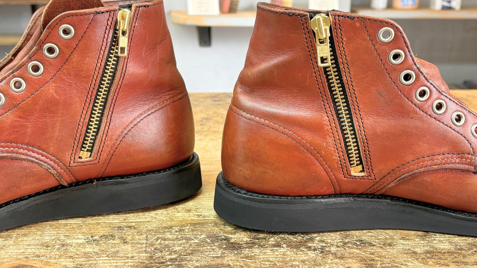 サイドジップ加工をしたレッドウィング8166 両足