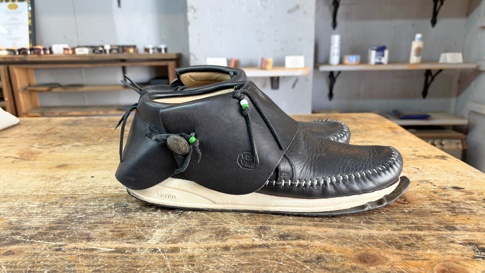 ソールが剥がれたvisvim FBT LHAMO-FOLKの修理前側面